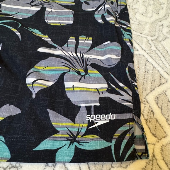 SPEEDO men’s medium swim trunks - Picture 2 of 10